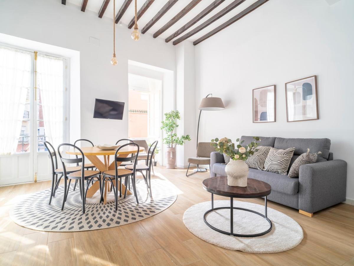 Sanders Lavender - Delightful Two-Bedroom Apartment Downtown 马拉加 外观 照片