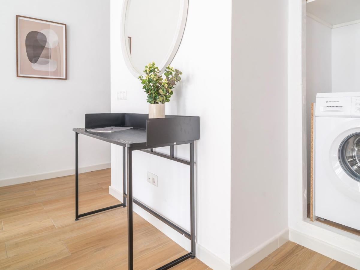 Sanders Lavender - Delightful Two-Bedroom Apartment Downtown 马拉加 外观 照片
